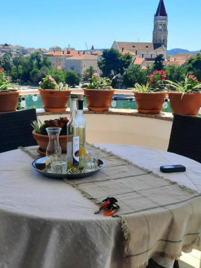 Apartment Duje Trogir-centre-free parking-sea view
